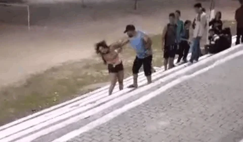 VÍDEO: mulher leva sequência de tapas de homem no meio de praça no AM