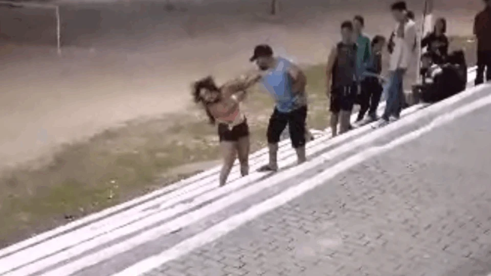 VÍDEO: mulher leva sequência de tapas de homem no meio de praça no AM