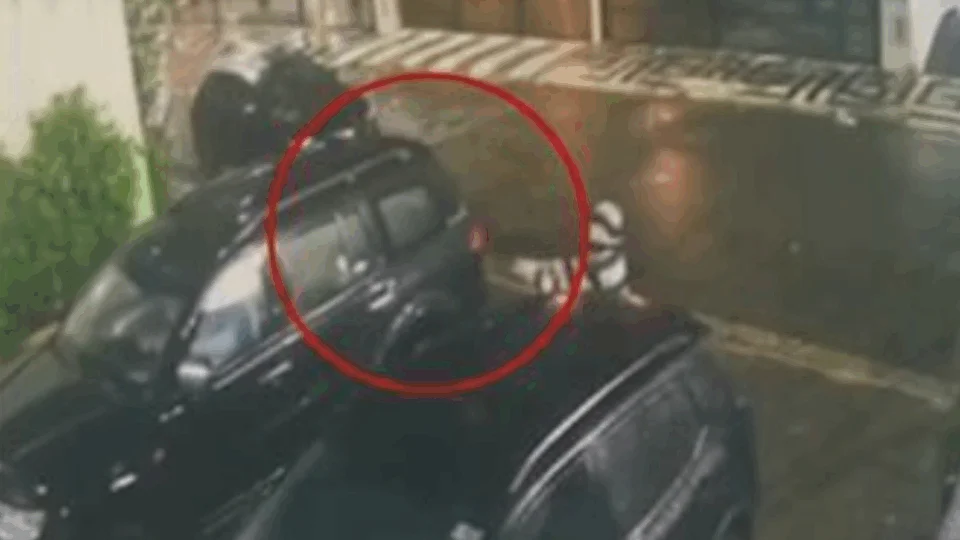 VEJA VÍDEO: bandido atira contra carro com idosa dentro durante tentativa de assalto