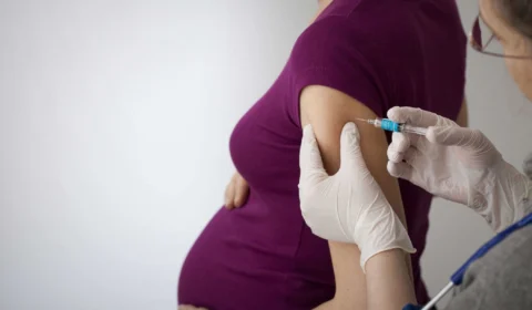 Médicos alertam gestantes sobre importância da vacinação no pré-natal