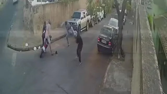 Vídeo: homens levam voadora após tentar roubar mulher, não conseguem ligar moto e fogem mancando