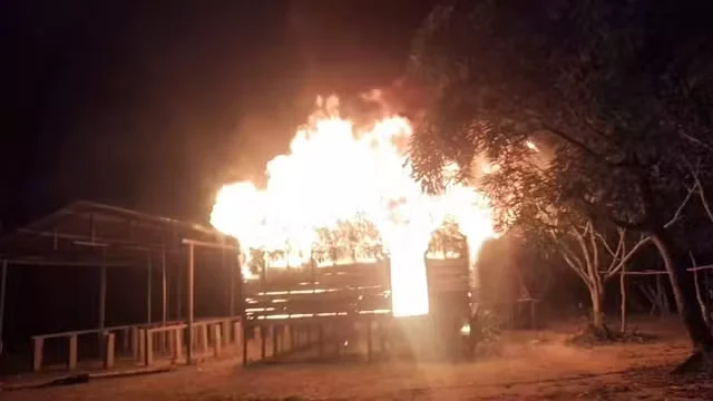 Criança indígena de 3 anos morre e outra fica ferida após casa pegar fogo no interior do Amazonas