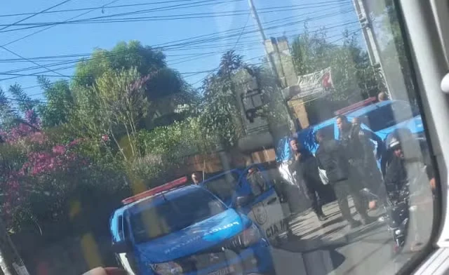 Mulher é socorrida em estado grave após ser atingida com bala perdida no Rio de Janeiro