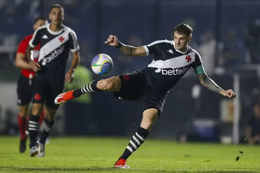 Vasco vence Corinthians por 2 a 0 em São Januário e alcança marca histórica no Brasileirão