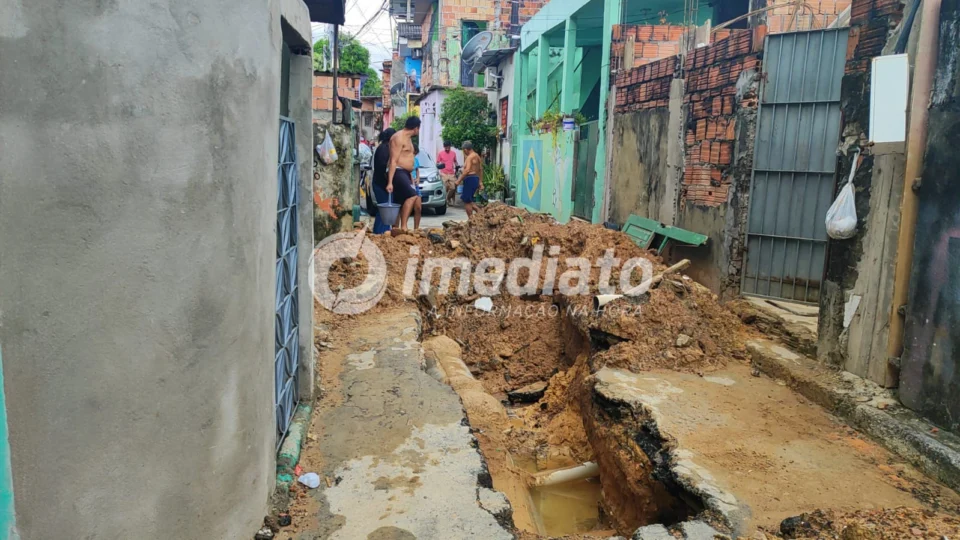 Tubulação quebrada deixa moradores há 3 dias sem água no bairro Morro da Liberdade