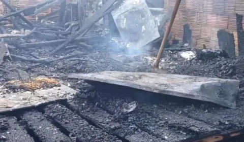 Incêndio destrói residência no bairro Jauary 2 em Itacoatiara, AM