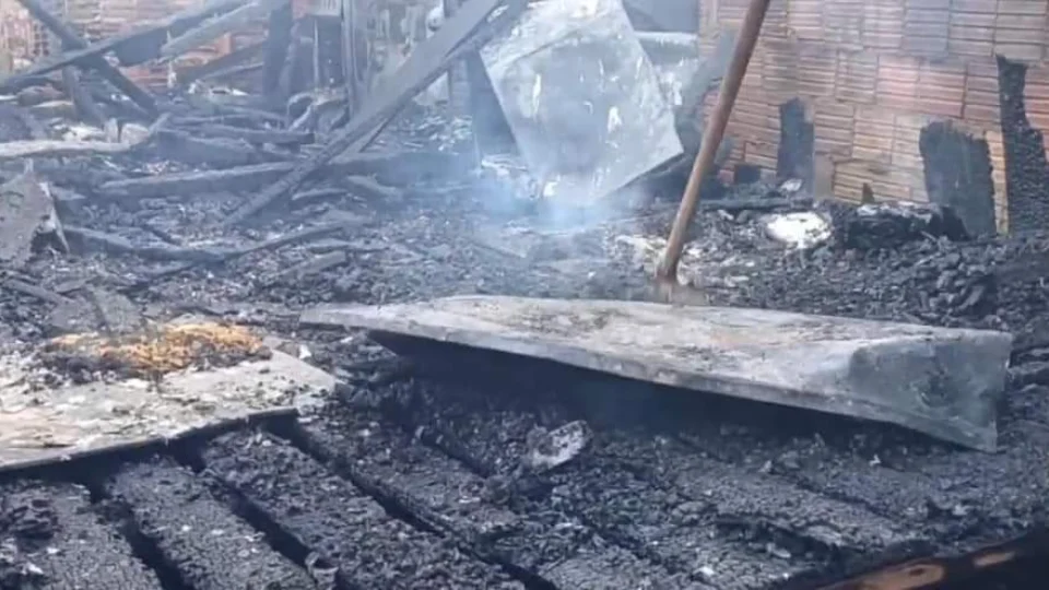 Incêndio destrói residência no bairro Jauary 2 em Itacoatiara, AM