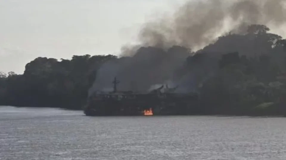 Incêndio em embarcação no Amazonas causa três mortes e resgata 183 pessoas