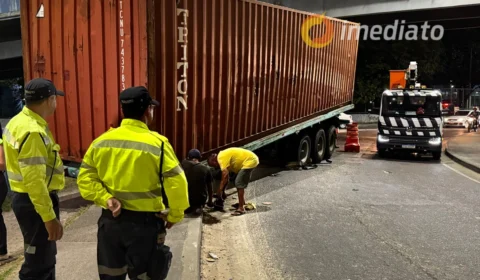 Container se desprende de cavalo mecânico na bola do São José