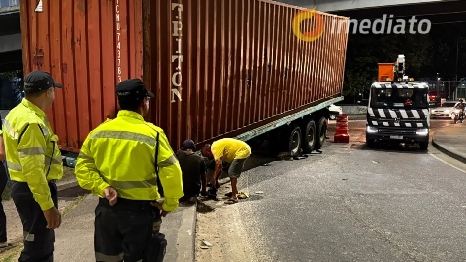 Container se desprende de cavalo mecânico na bola do São José