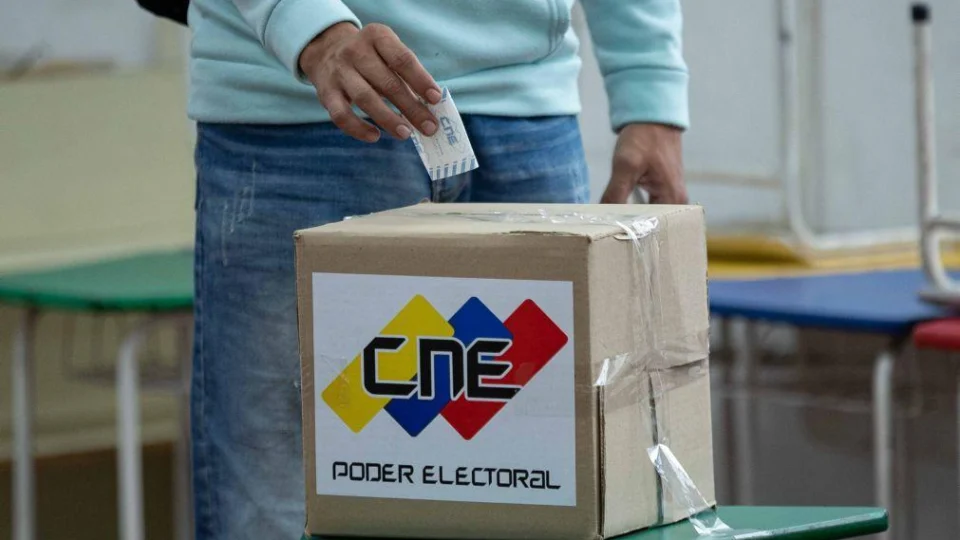 Venezuelanos vão às urnas em meio a controvérsias e desconfiança internacional