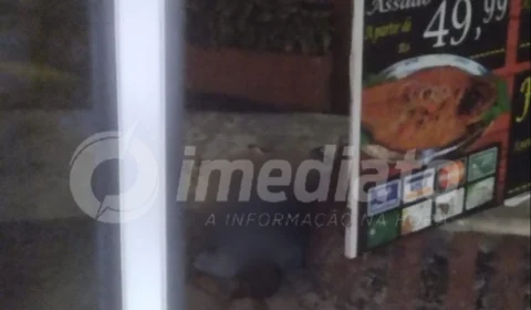 Corpo de homem é encontrado em frente a restaurante no bairro Compensa