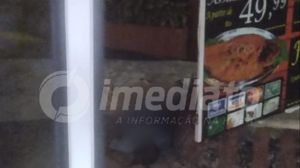 Corpo de homem é encontrado em frente a restaurante no bairro Compensa