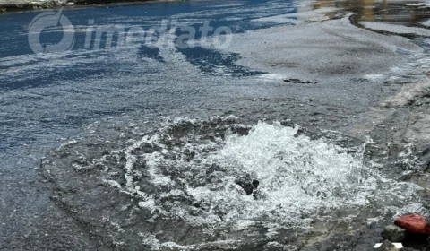 Moradores denunciam vazamento de água há 15 dias em ruas no bairro Osvaldo Frota