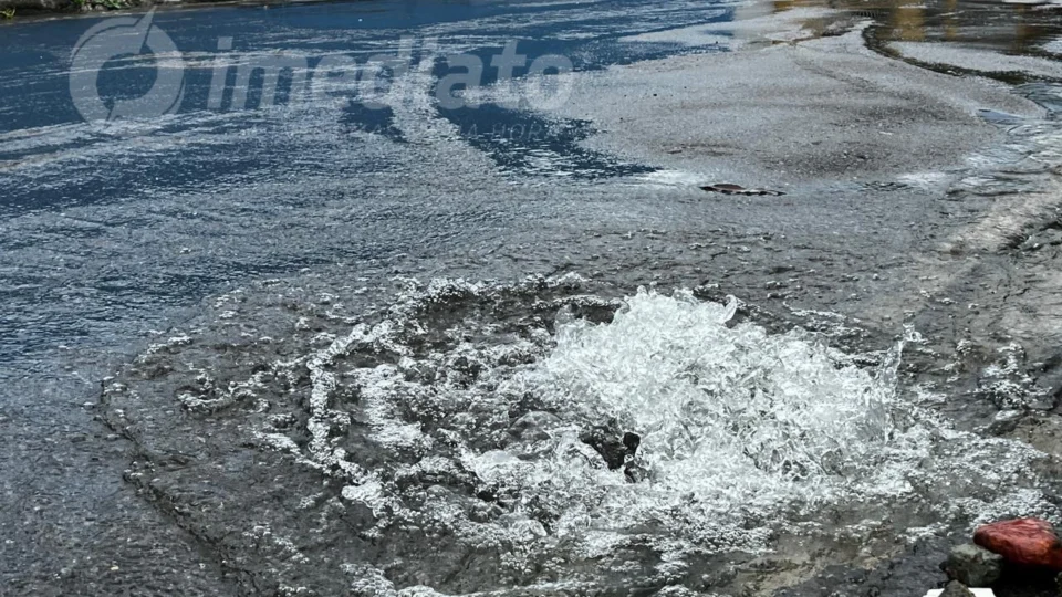 Moradores denunciam vazamento de água há 15 dias em ruas no bairro Osvaldo Frota