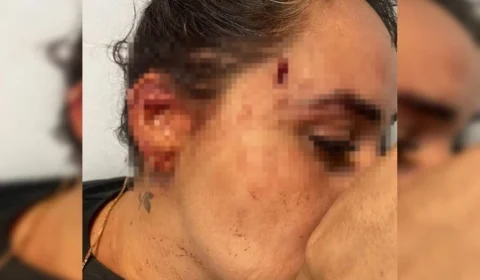 Mulher quebra copo no rosto de aniversariante dentro de bar