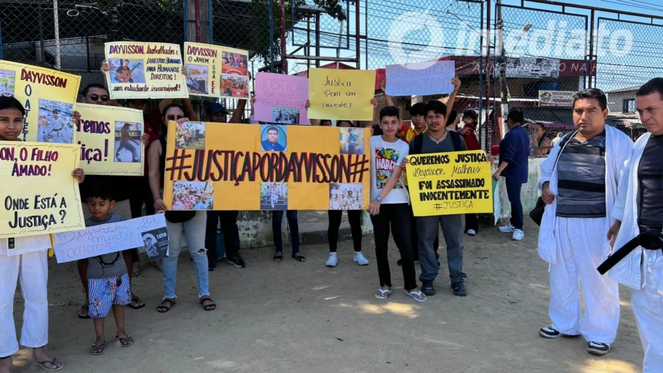 Familiares e amigos realizam manifestação após lutador morrer ao ser espancado por falsas acusação em Manaus