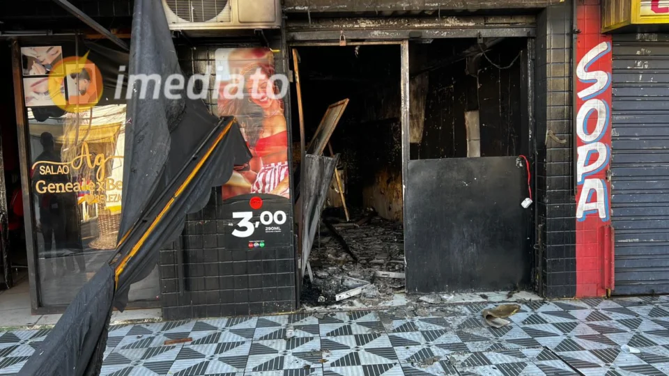 VEJA VÍDEO: incêndio de grandes proporções atinge restaurante no Centro de Manaus