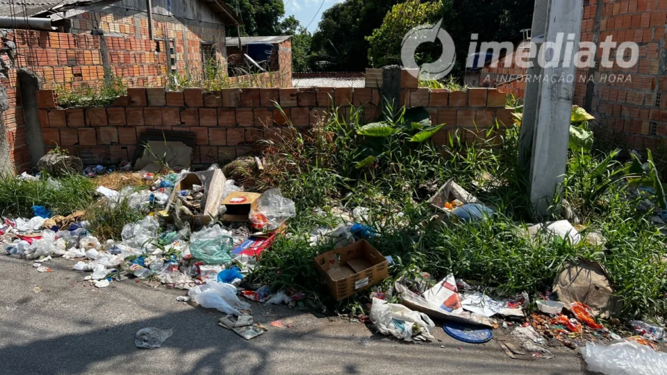 Acúmulo de lixo em terreno baldio e forte odor prejudica moradores no bairro Jorge Teixeira