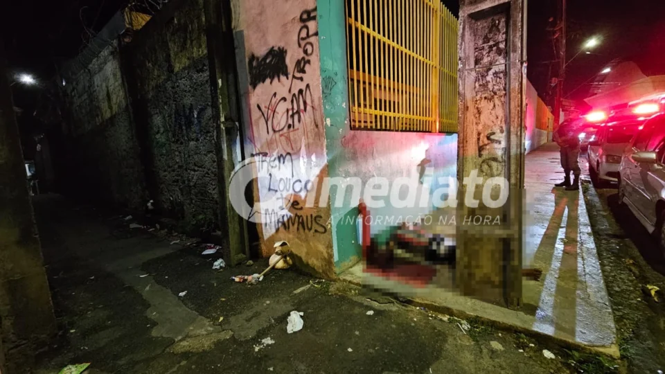 Homem é executado com vários tiros em frente a escola no bairro Compensa