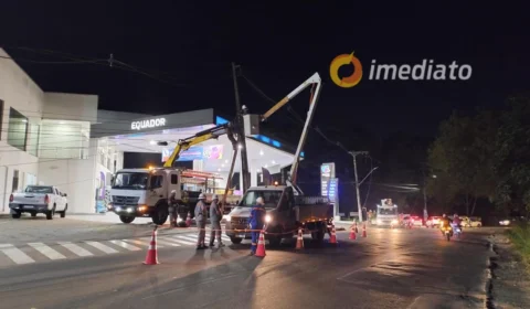 Árvore cai em poste no Novo Aleixo e deixa região sem energia