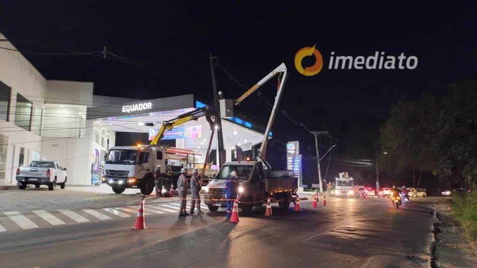 Árvore cai em poste no Novo Aleixo e deixa região sem energia