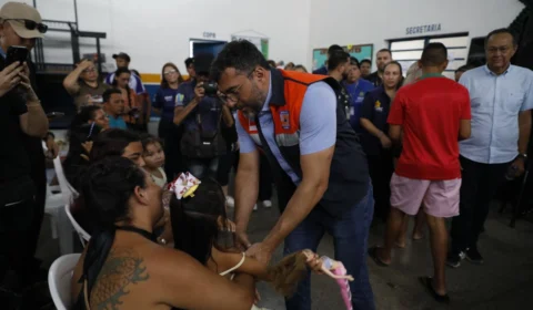 Wilson Lima anuncia auxílio de R$ 30 mil para cada família atingida por incêndio em Nhamundá