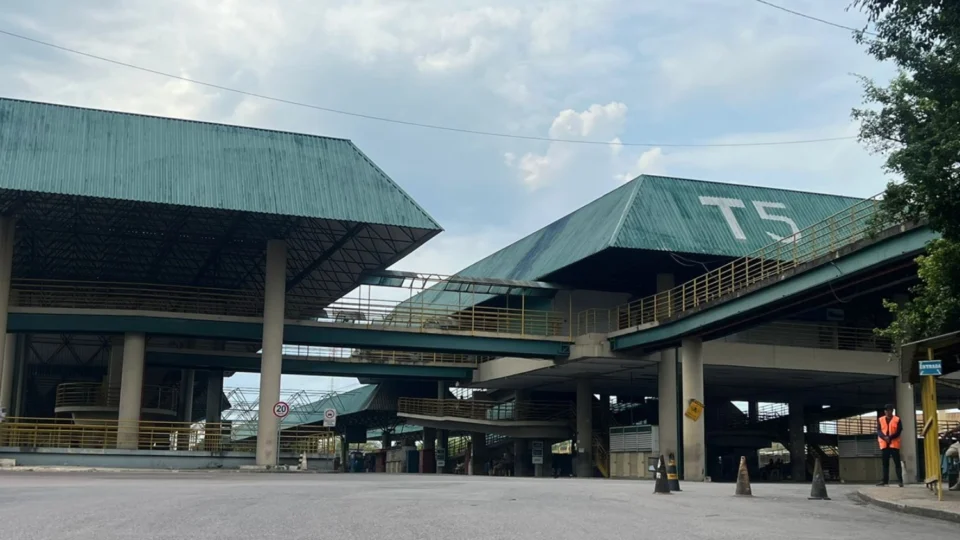 Passageiros do Terminal 5 relatam falta de iluminação, medo e assaltos diários