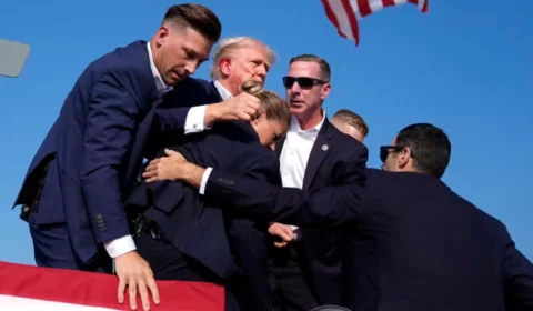 Urgente: Trump sofre atentado durante comício nos EUA
