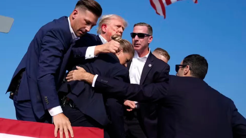 Urgente: Trump sofre atentado durante comício nos EUA