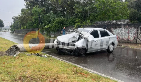 Carro derruba poste, bloqueia Av. Torquato Tapajós e área fica sem energia elétrica
