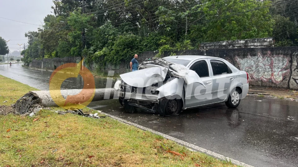 Carro derruba poste, bloqueia Av. Torquato Tapajós e área fica sem energia elétrica