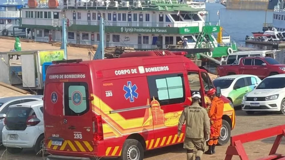 Corpo de Bombeiros retoma buscas por desaparecidos em incêndio de embarcação no AM