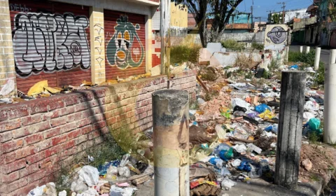 Fotos: moradores do Tancredo Neves denunciam acúmulo de lixo e insegurança em terreno abandonado