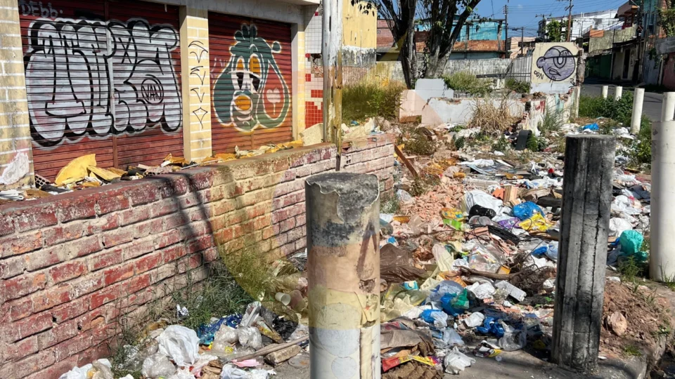 Fotos: moradores do Tancredo Neves denunciam acúmulo de lixo e insegurança em terreno abandonado