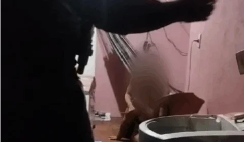 Vídeo: homem embriagado surta, faz mãe e avó de reféns e as agride com golpes de faca
