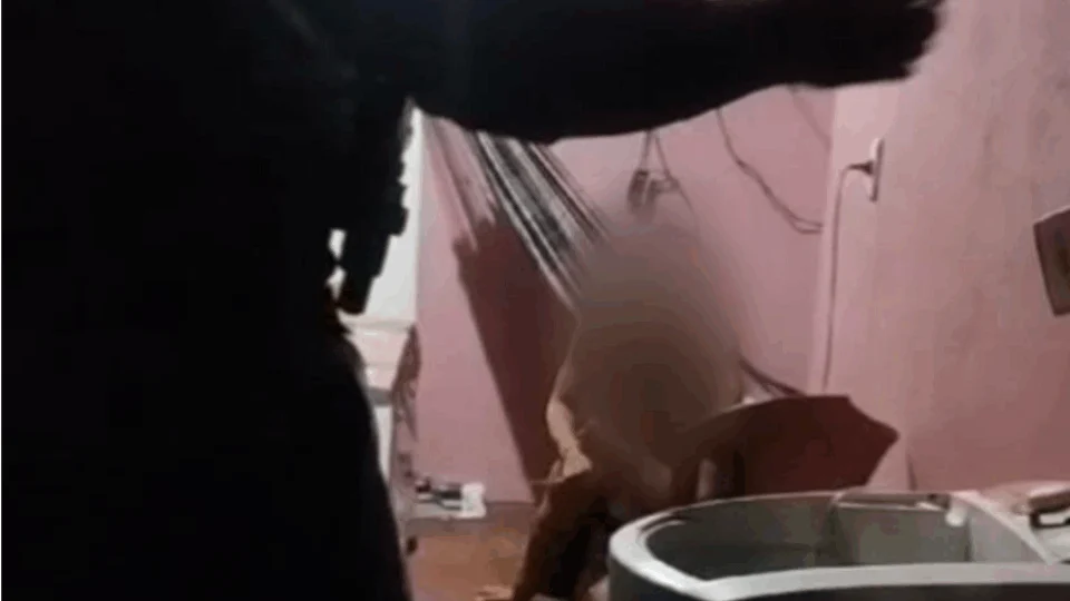 Vídeo: homem embriagado surta, faz mãe e avó de reféns e as agride com golpes de faca