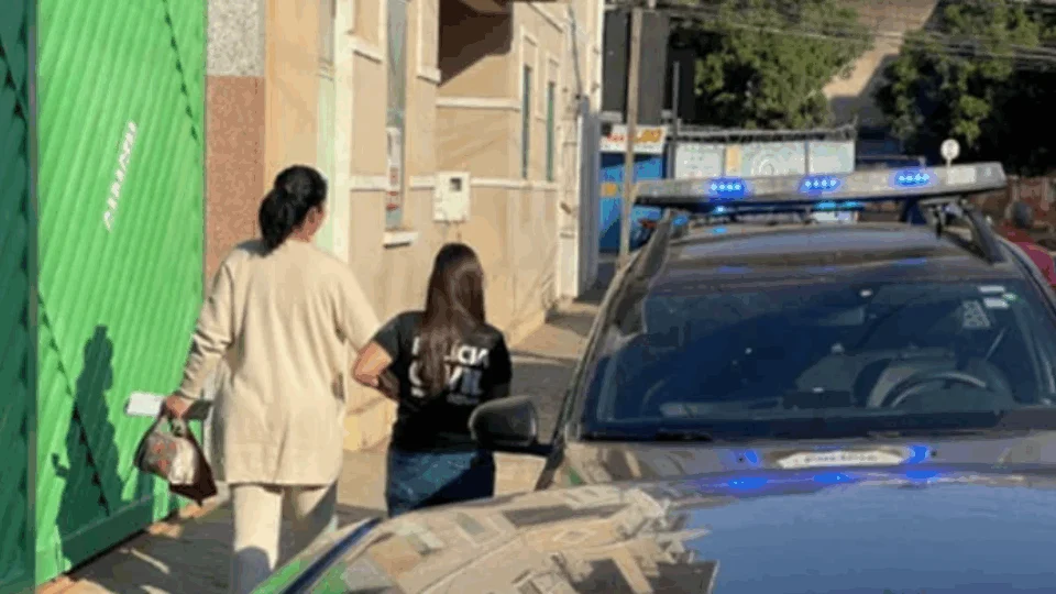 ‘Rainha dos carecas’ é presa no momento em que fazia implante capilar em cliente