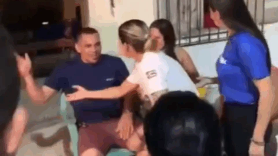 Morador rejeita aperto de mão de Prefeita de Marituba e causa constrangimento; Veja vídeo