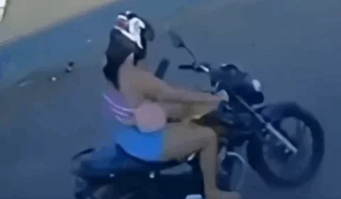 Mulher se envolve em acidente de trânsito ao pilotar moto e mexendo no celular; VEJA