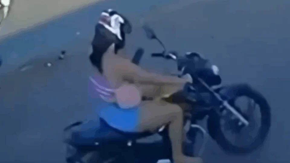 Mulher se envolve em acidente de trânsito ao pilotar moto e mexendo no celular; VEJA