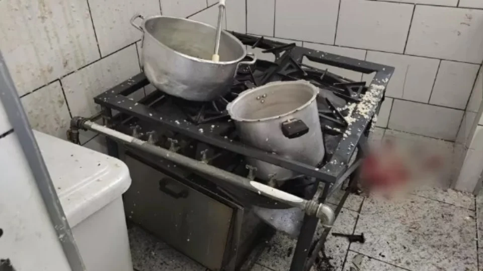 Dois cozinheiros de escola ficam feridos após panela de pressão explodir