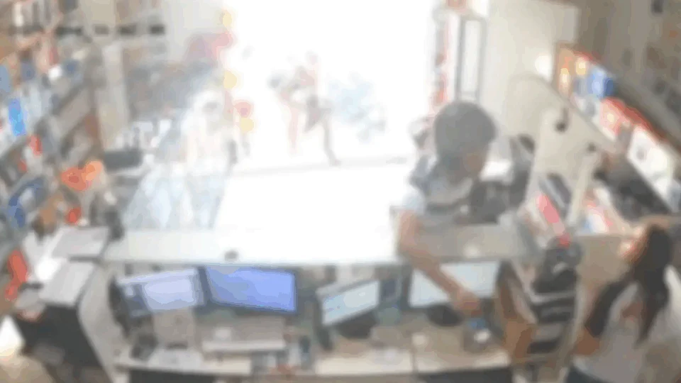 VEJA VÍDEO: homem tenta matar ex-namorada após ter sido bloqueado no WhatsApp