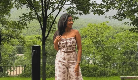Influenciadora morre após queda em cachoeira na Índia