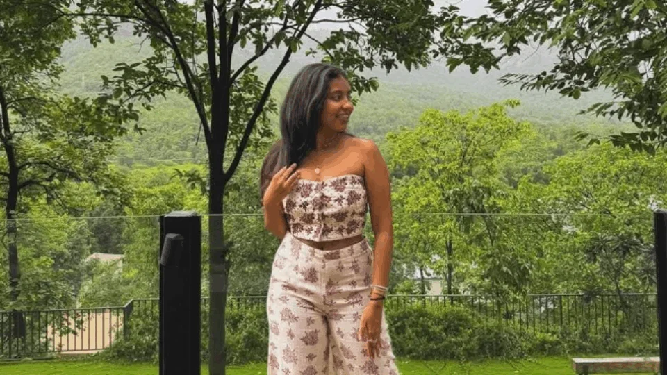 Influenciadora morre após queda em cachoeira na Índia