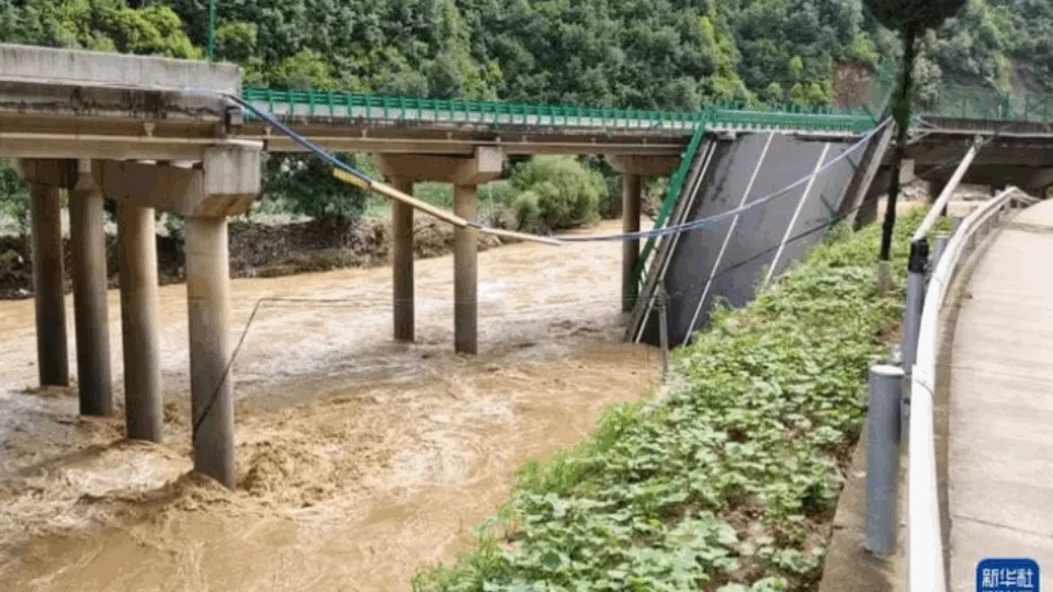Queda de ponte deixa 11 mortos e deixa 30 desaparecidos na China