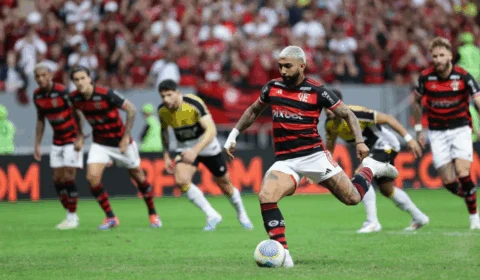 Flamengo vence o Criciúma de virada em jogo polêmico com recorde de público
