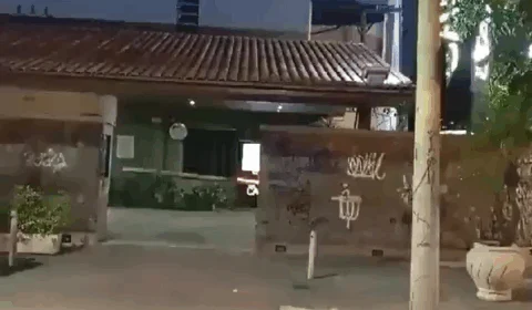 Vídeo: homem convoca plateia para flagrar namorada saindo do motel com amante no Rio de Janeiro