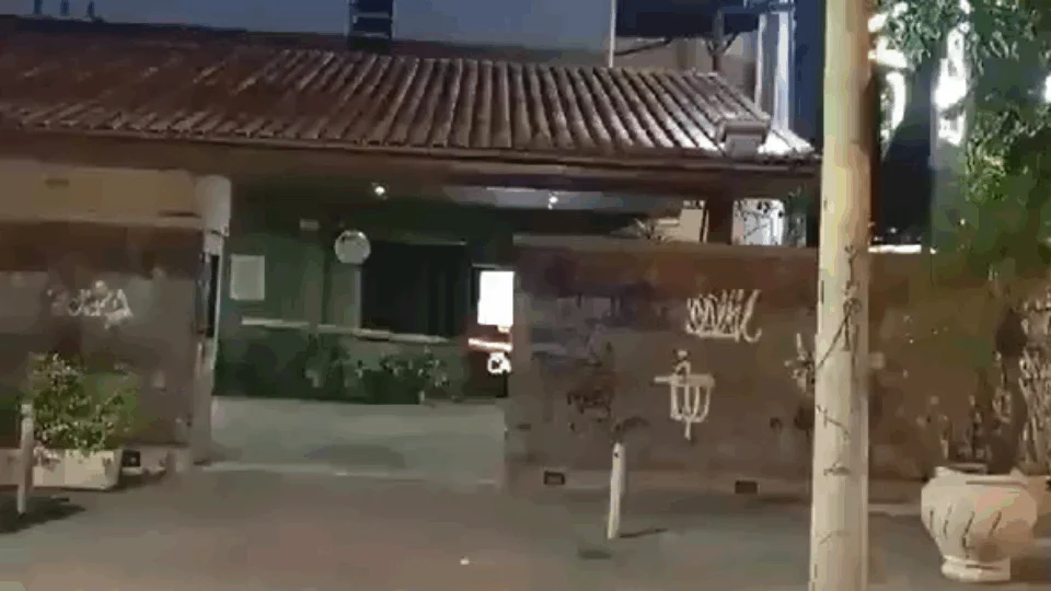 Vídeo: homem convoca plateia para flagrar namorada saindo do motel com amante no Rio de Janeiro