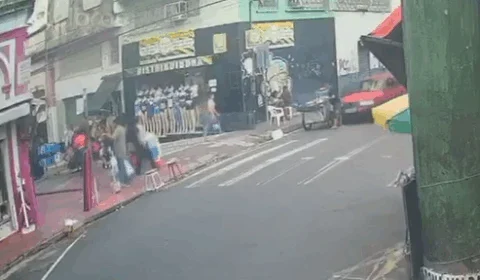 Homem é atropelado por carro enquanto trabalhava no Centro de Manaus; Imagens fortes